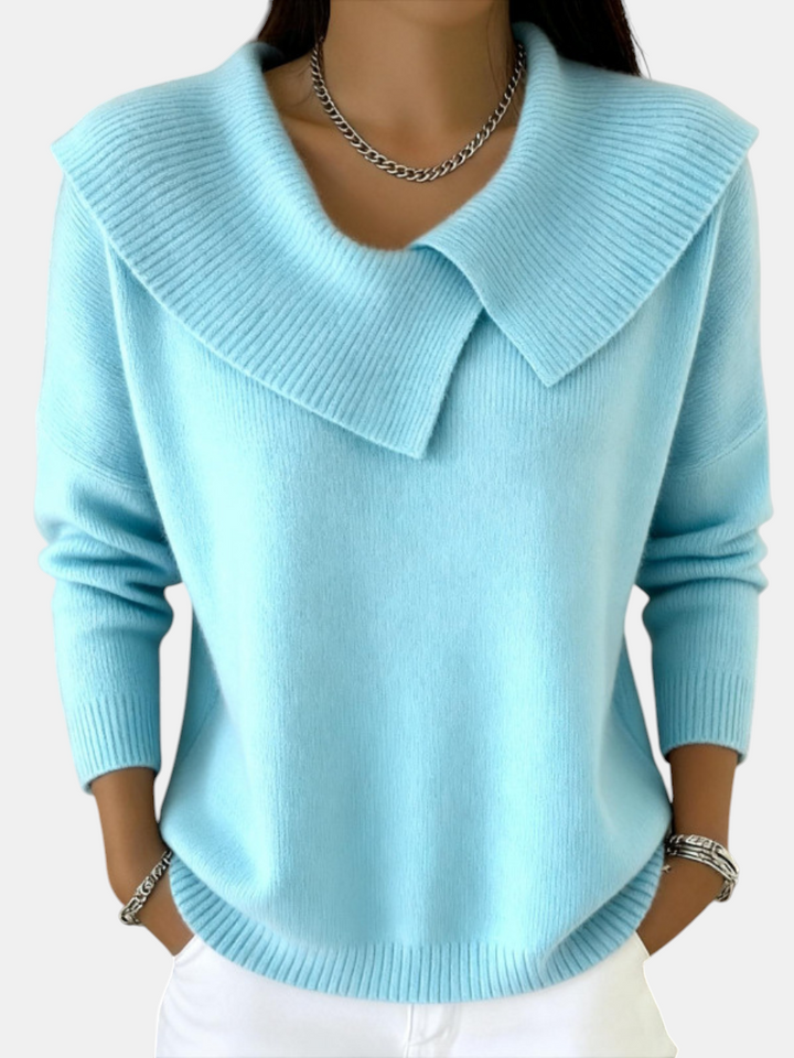 Camisola Margaret Dublin Leonie azul claro com gola larga e detalhe de prega, tecido macio e elegante.