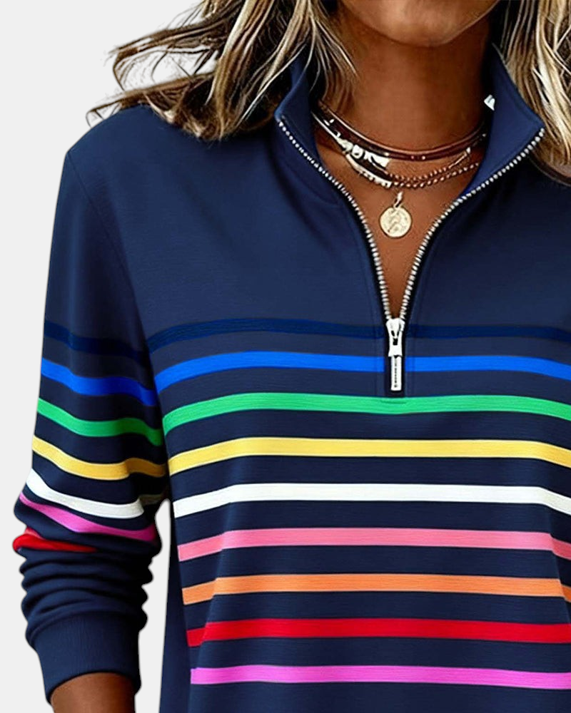 Sweater Margaret Dublin azul-marinho com riscas coloridas, gola alta com fecho e ajuste descontraído.