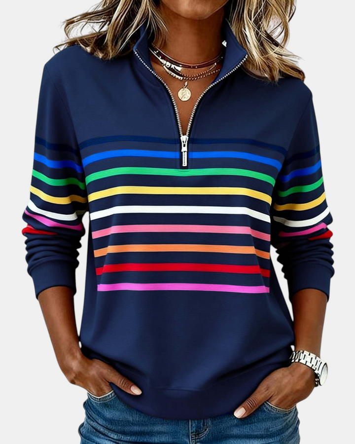 Sweater Margaret Dublin azul-marinho com riscas horizontais coloridas, gola alta com fecho e corte relaxado.