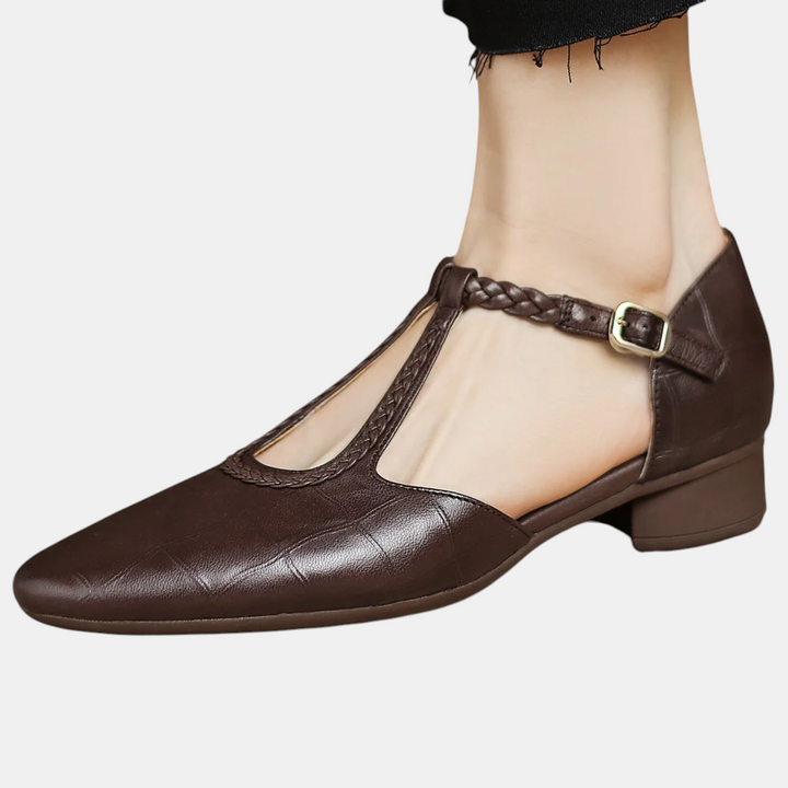 Sapatos Margaret Dublin Greta em pele castanha com tira em T, detalhe entrançado e salto médio elegante