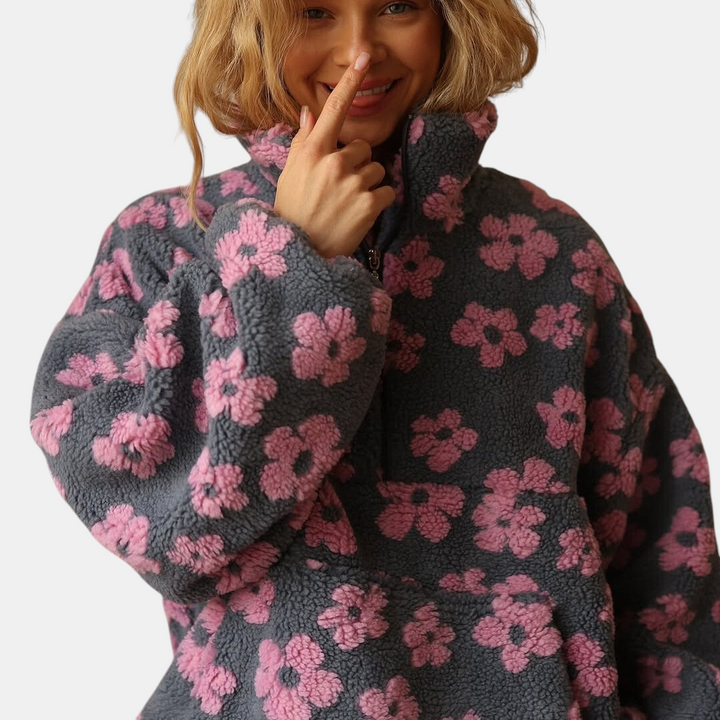 Mulher sorridente veste casaco Margaret Dublin de fleece sherpa cinzento com padrão floral rosa estilo boho