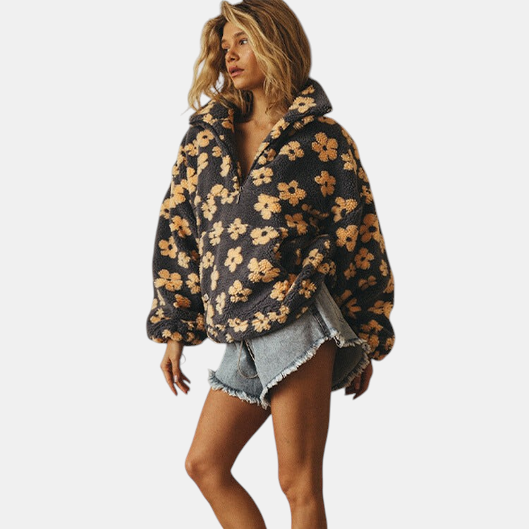 Modelo veste casaco Margaret Dublin de sherpa fleece cinzento com padrão floral amarelo estilo boho e fecho curto