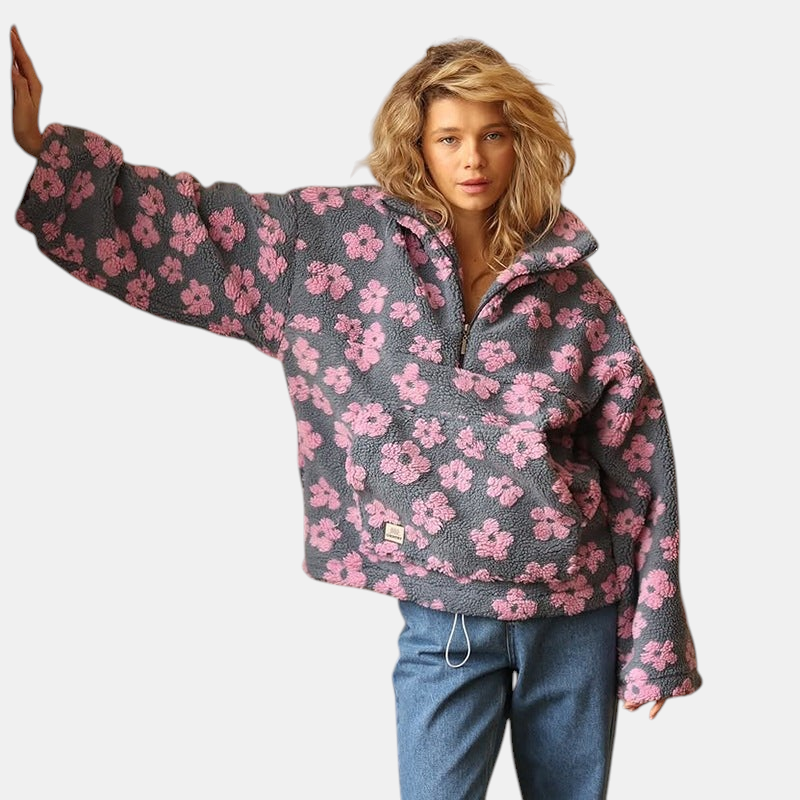 Modelo veste casaco Margaret Dublin de fleece sherpa cinzento com padrão floral rosa, estilo oversized e fecho frontal