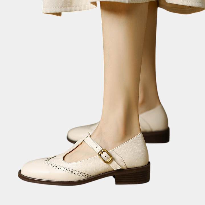 Sapatos de senhora Margaret Dublin Amelie em pele bege com tira e fivela, estilo clássico e salto médio confortável.