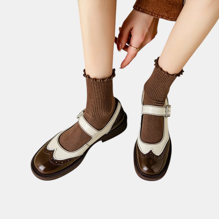 Sapatos Mary Jane Margaret Dublin em dois tons castanho e creme com detalhe brogue e tira ajustável no tornozelo