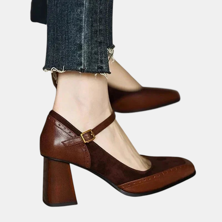 Sapatos de salto médio Margaret Dublin castanhos com tira no tornozelo e detalhes em camurça e pele sintética.