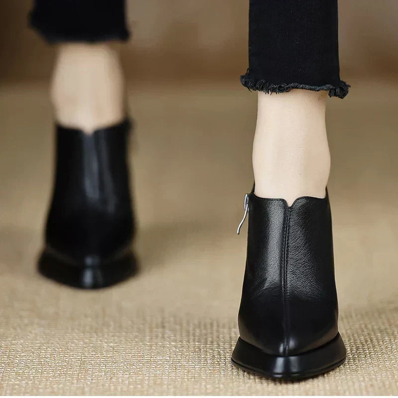 Lina – Stylish Court Shoes