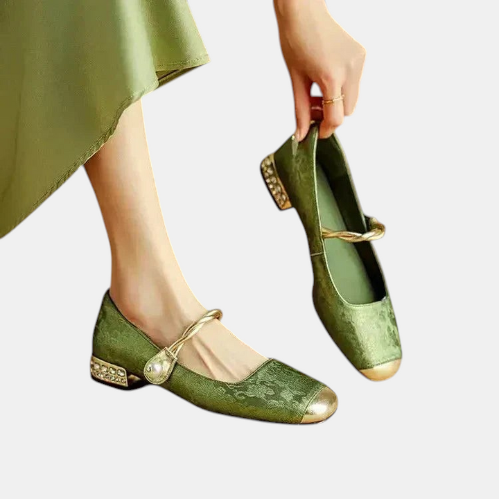 Sapatos Margaret Dublin Frieda verdes com textura floral, tira dourada, biqueira metálica e salto decorado com pérolas.
