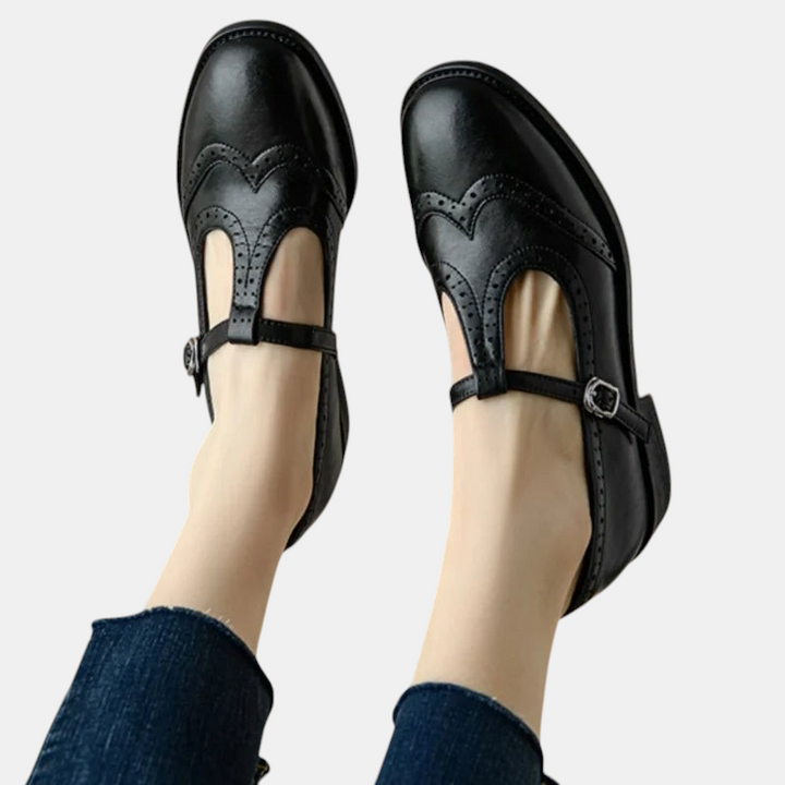 Sapatos femininos Margaret Dublin Johanna pretos estilo T-bar com detalhes perfurados e fecho de fivela lateral