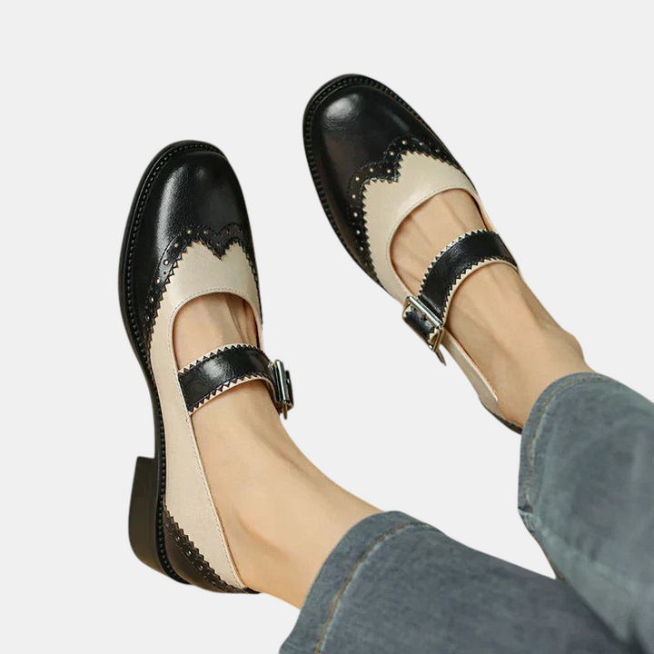 Sapatos Mary Jane Margaret Dublin bicolores em preto e creme com detalhe recortado e tira ajustável com fivela
