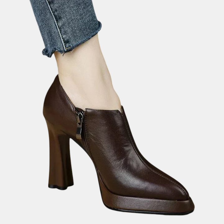 Sapatos de salto alto Margaret Dublin castanhos com fecho lateral e plataforma, elegantes e confortáveis.