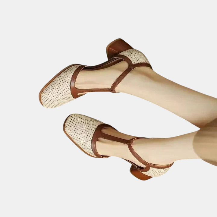 Sapatos femininos Margaret Dublin Helene em bege e castanho com salto médio, design perfurado e tira no tornozelo.