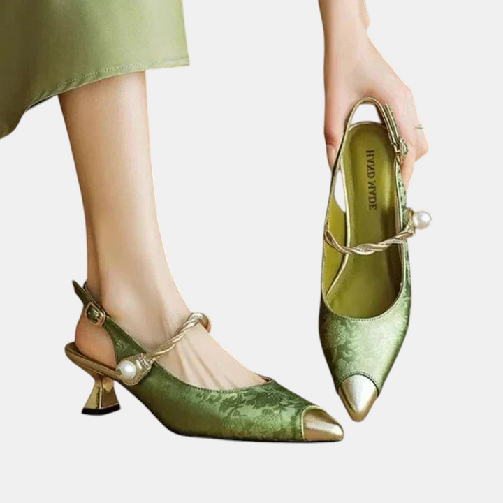 Sapatos de salto médio Margaret Dublin em verde acetinado com biqueira dourada, tira no tornozelo e detalhe de pérola.