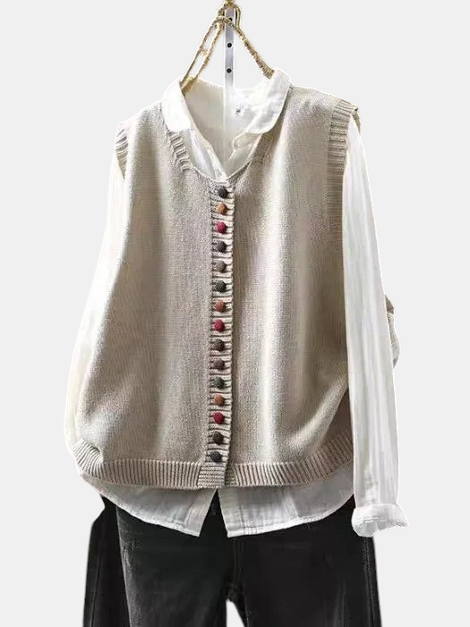 Cardigan sem mangas Margaret Dublin bege com botões coloridos sobre camisa branca, estilo casual e elegante