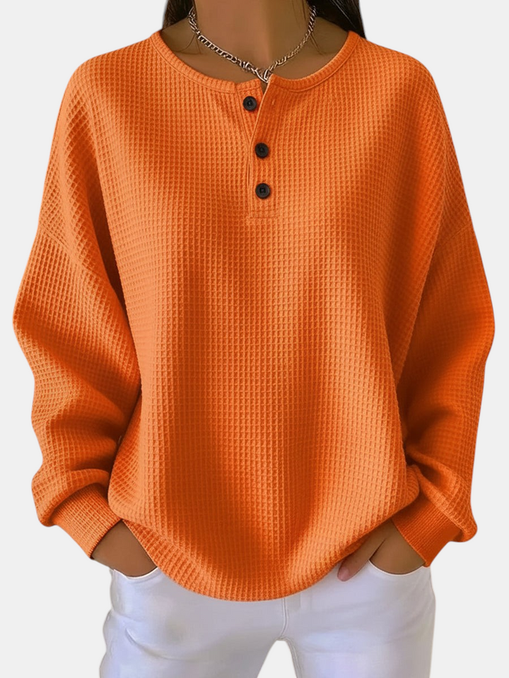Camisola Margaret Dublin Snovelle laranja com textura waffle, gola Henley e botões, ajuste relaxado e feminino.