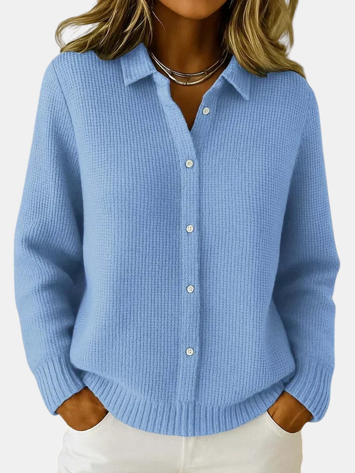 Cardigan Margaret Dublin azul claro em malha de algodão com botões frontais e gola clássica