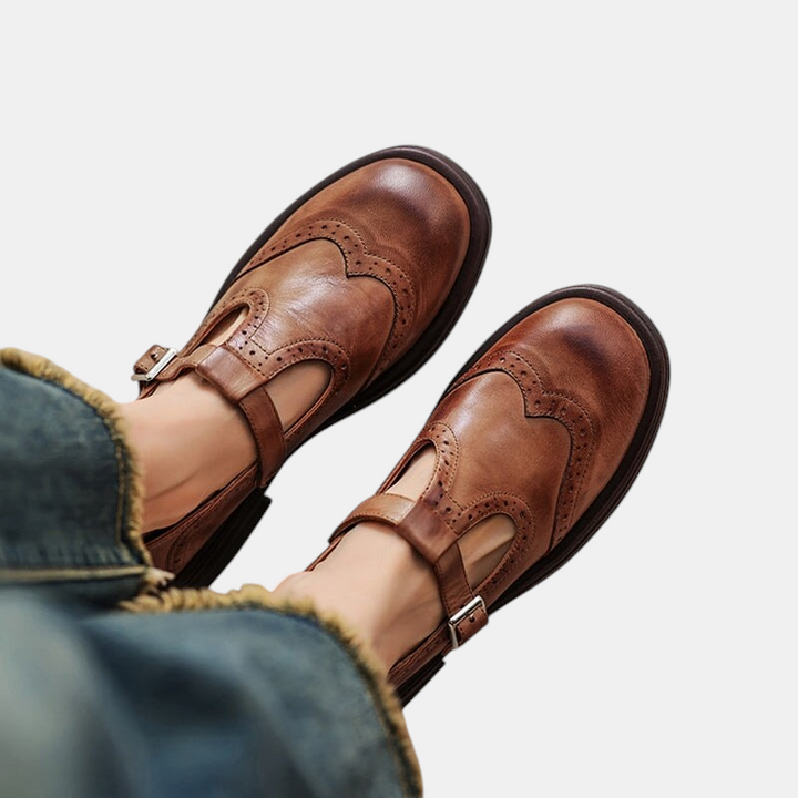 Sapatos Mary Jane Margaret Dublin em pele castanha com detalhes perfurados estilo brogue e tira com fivela