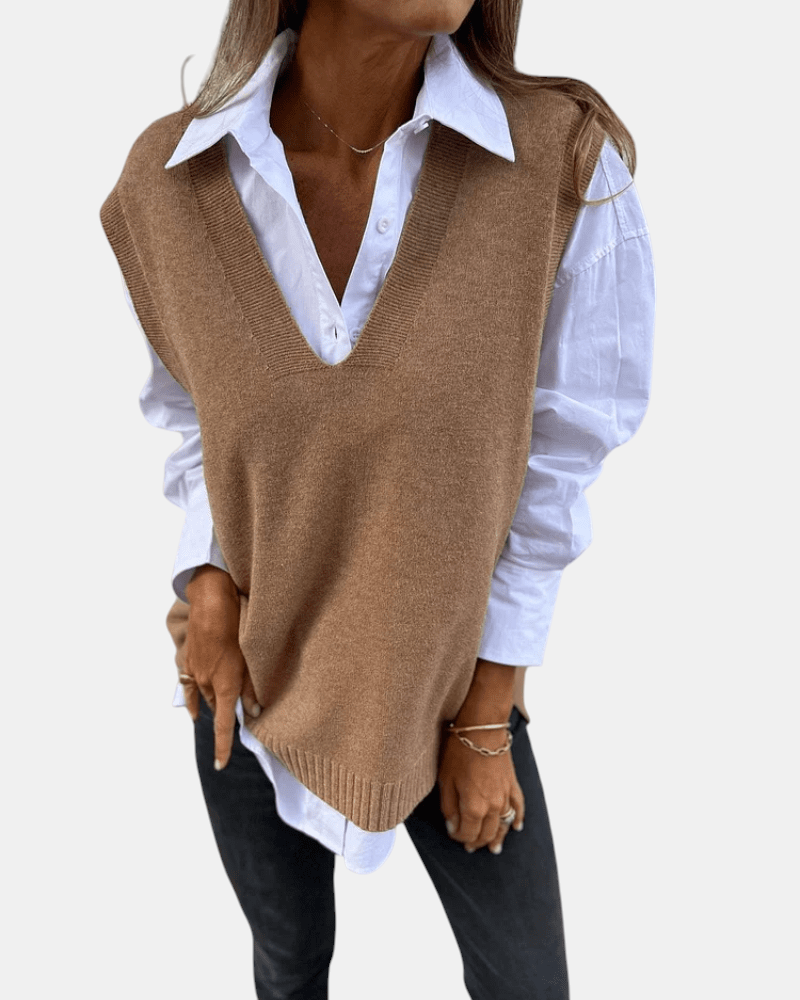 Colete de malha castanho Margaret Dublin com decote em V sobre camisa branca, estilo casual e elegante.