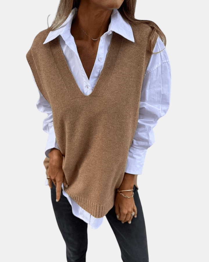 Colete de malha castanho Margaret Dublin com decote em V sobre camisa branca, estilo casual e elegante.